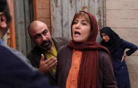 من توی یک خانه‌ام؛ خانه‌ای خیلی زشت واکاوی فیلم «بی‌خود و بی‌جهت» از دریچه‌ی مفهوم نسل و شکاف نسلی