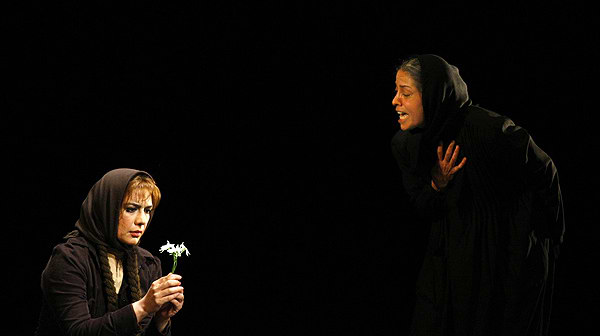 بررسی نمایشنامه افرا یا روز می‌گذرد با توجه به ویژگی‌های ملودرام