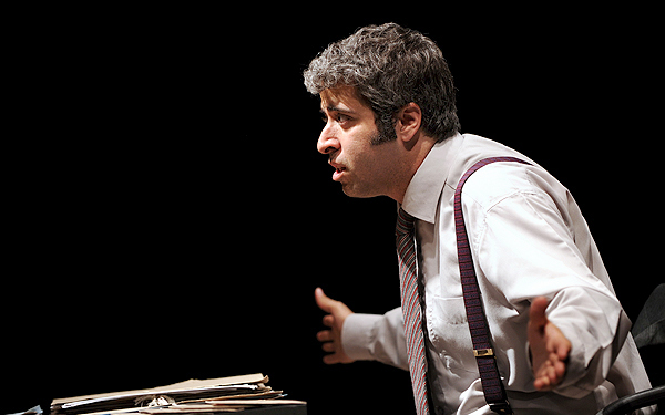 ایوب آقاخانی در نمایش روال عادی