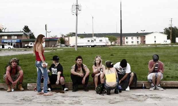 عزیز آمریکایی؛ شیا لابوف همچون مسیح در جمع حواریانش نشسته است